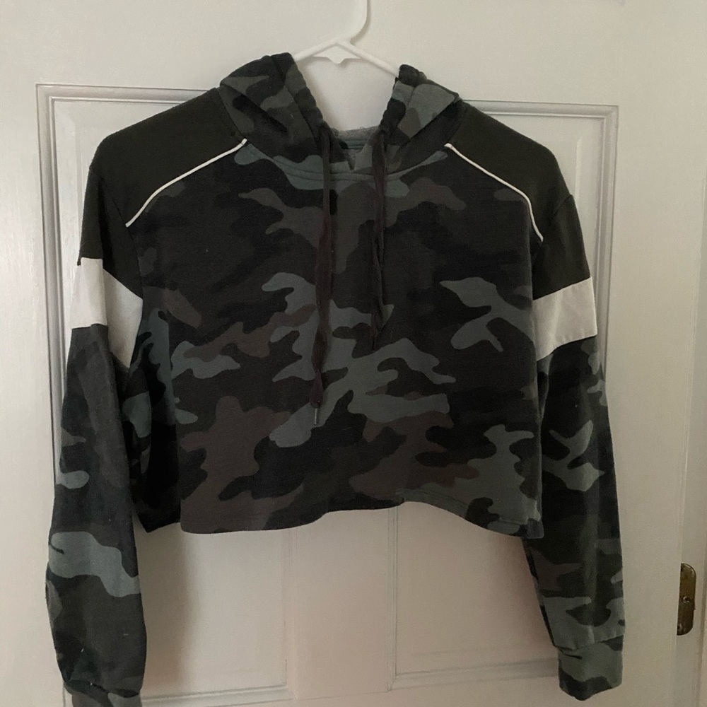 Aeropostale camo cropped sweatshirt